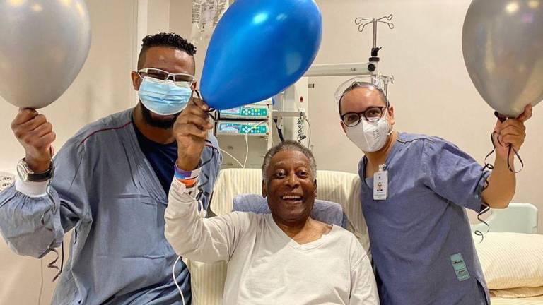 $!Pelé recibe el alta médica después de un mes hospitalizado por un tumor en el colon