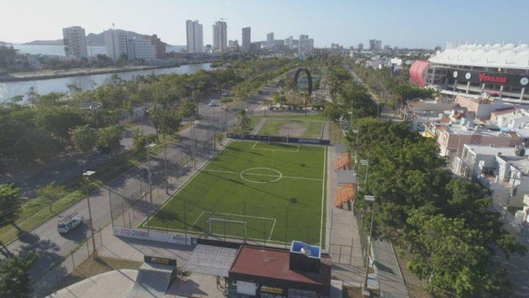 Canchas de futbol de pasto sintético son rehabilitadas en Mazatlán