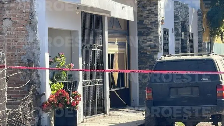 Autoridades resguardaron la zona en donde una vivienda fue atacada con un explosivo improvisado en Las Cucas.