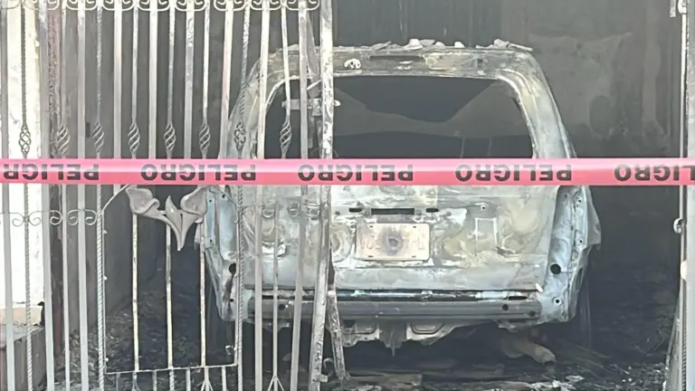 Bomberos sofocaron el incendio provocado tras el ataque armado a una vivienda en el norte de Culiacán.