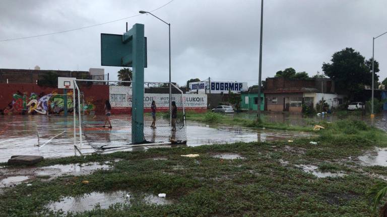 Se desborda Arroyo Jabalines y el agua se mete a las casas del Fraccionamiento Jacarandas