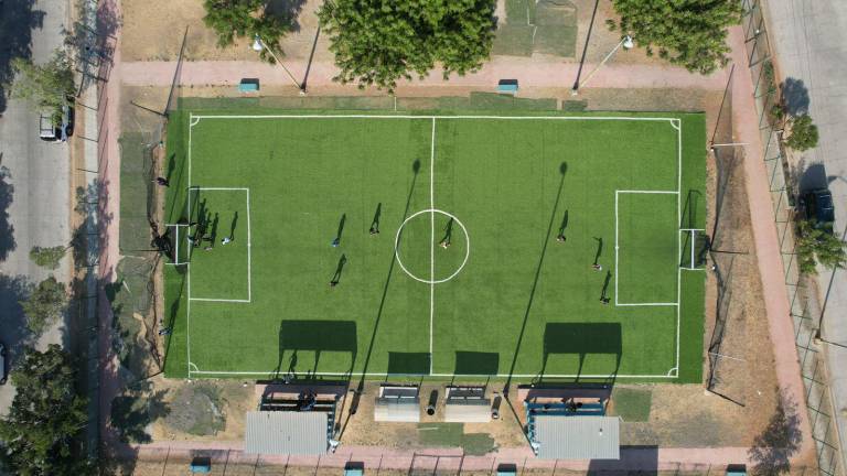 Se entregaron dos campos de futbol.