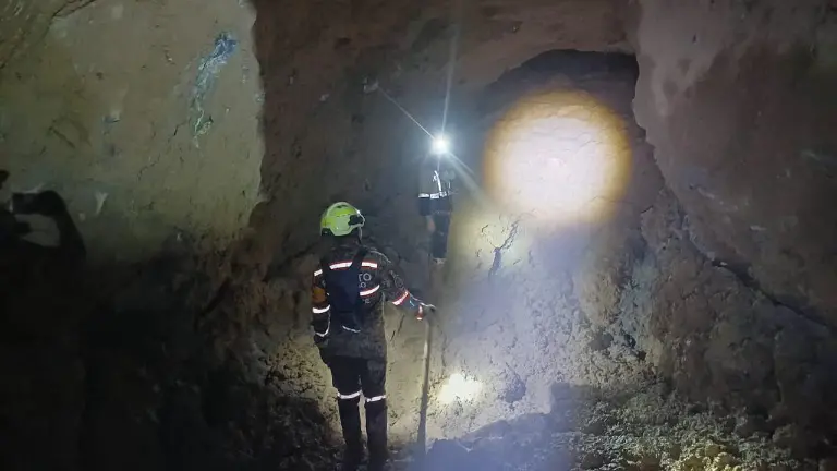 Operativo de búsqueda en la mina Santa Fe, en Rosario, que se mantenía el domingo.