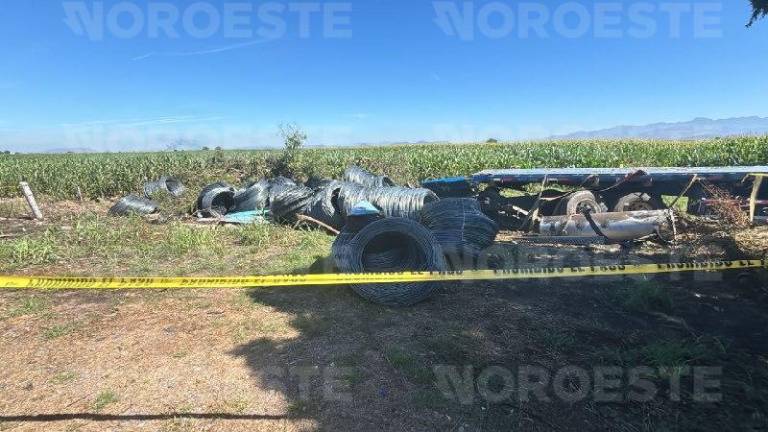 Autoridades resguardan zona del accidente en la maxipista Culiacán-Mazatlán; el conductor perdió la vida.
