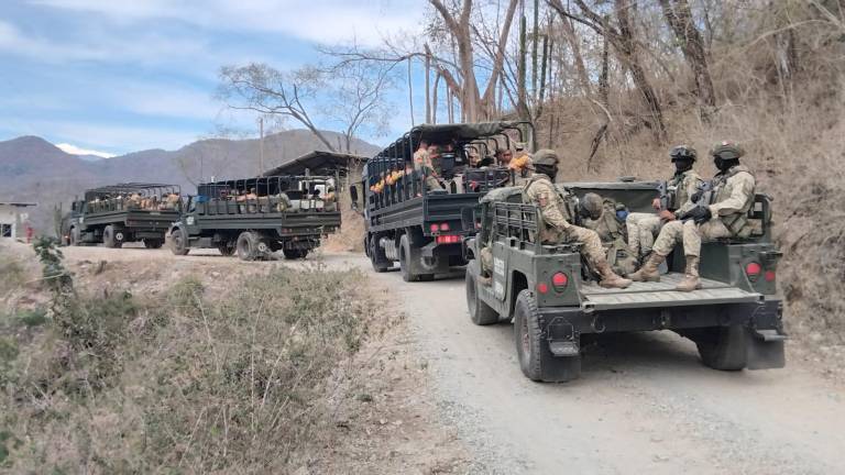Convoy del Ejército Mexicano llegó este sábado a la mina Santa Fe en Rosario para reforzar el rescate de los trabajadores atrapados.