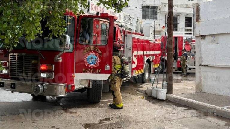 Personal de Bomberos Mazatlán acuden a atender un incendio en una vivienda en la Colonia Juárez.