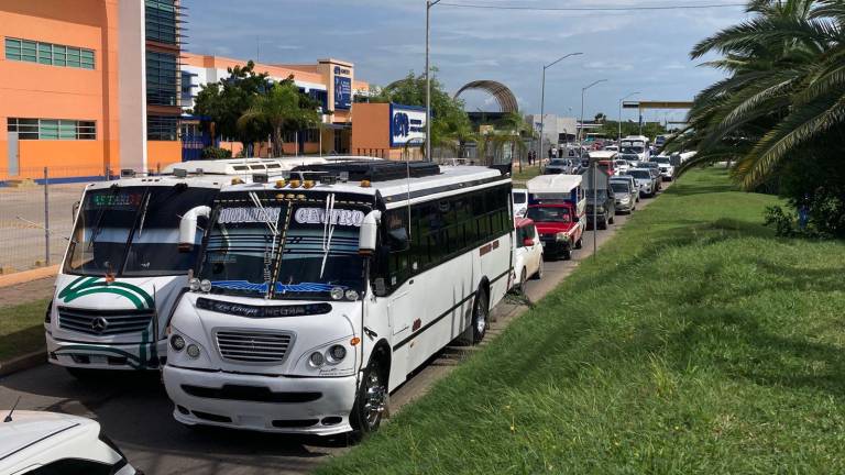 Camiones urbanos y autobuses escolares se estacionaron en La Marina para el evento de Claudia Sheinbaum.