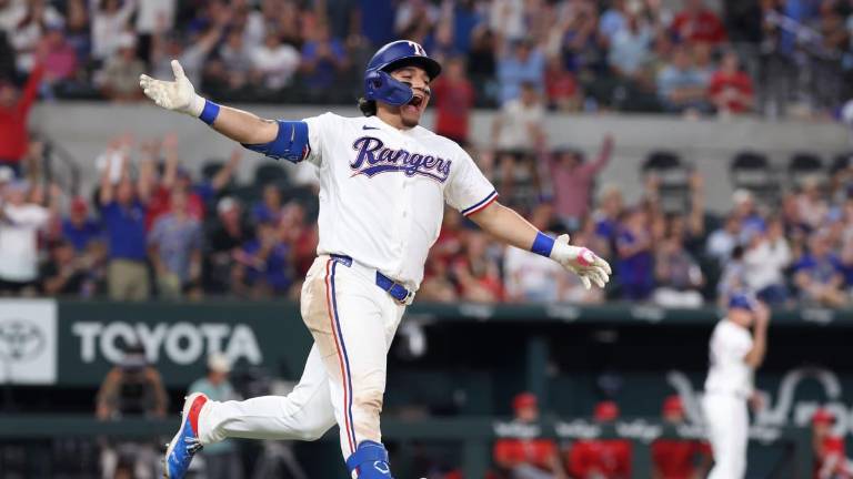 Alejandro Osuna dio su primer cuadrangular de la temporada, en el triunfo de los Rangers.