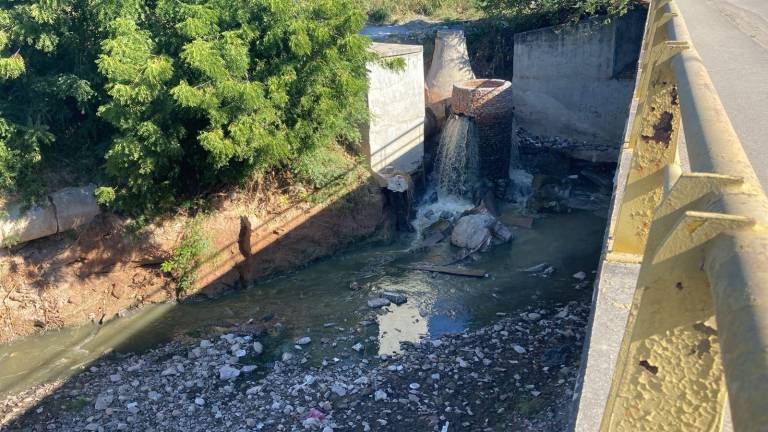 Se derraman aguas negras al arroyo Jabalies desde un pozo de la Jumapam, en Mazatlán