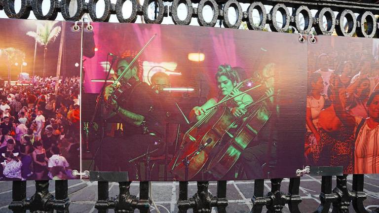 Las imágenes captan el entusiasmo del público que con su cámara o celular logró capturar la esencia de la multitudinaria celebración en las calles del Centro Histórico de Mazatlán.