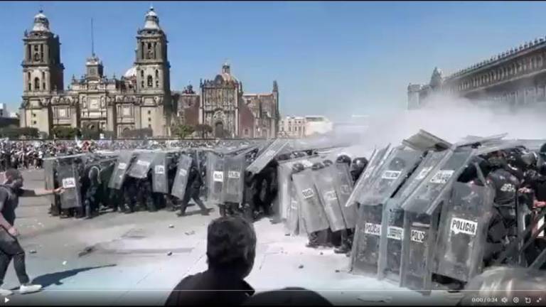 Enfrentamientos entre cuerpos de seguridad y manifestantes frente a Palacio Nacional.