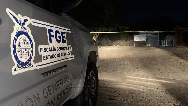 Agentes investigadores resguardan la zona del hallazgo cerca de la planta potabilizadora en Batamote.