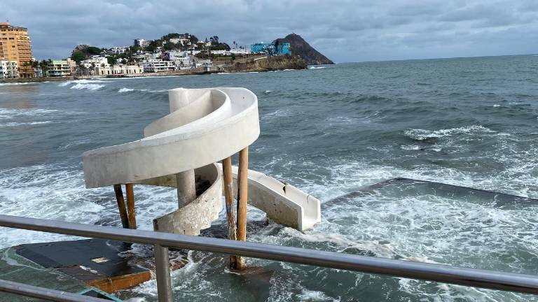 El intenso oleaje generado por el mar de fondo cubrió la zona de la Carpa Olivera, donde se restringió el acceso por seguridad.