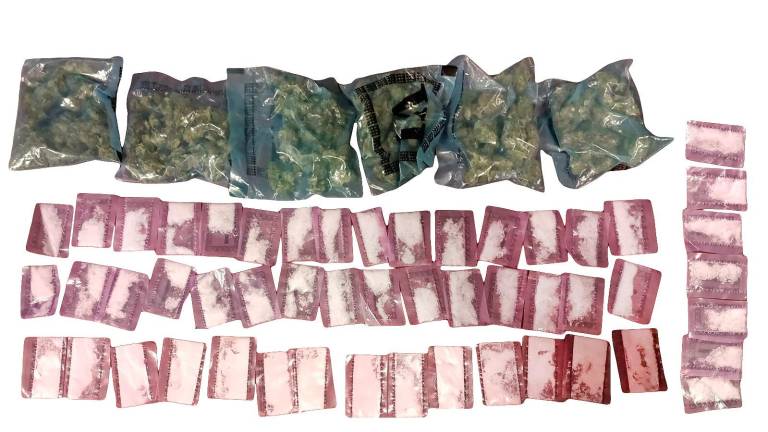 La droga asegurada al motociclista.