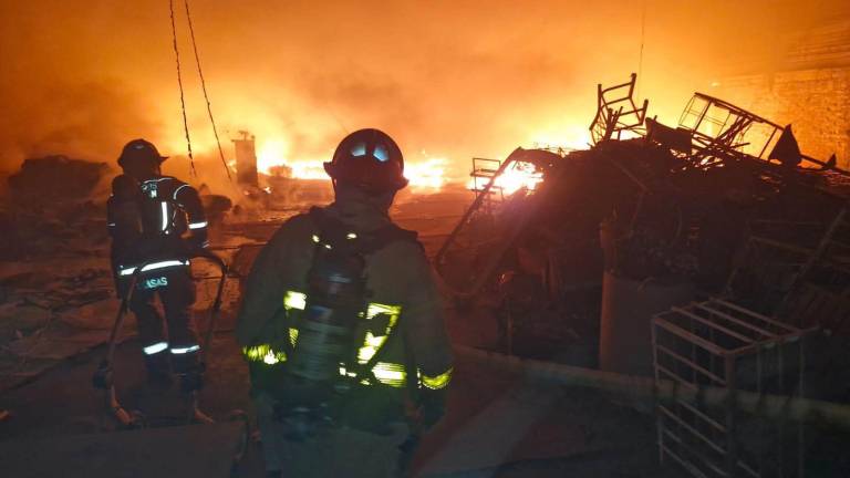 El incendio de una yarda recicladora en la colonia Esperanza dejó solo daños materiales este sábado.