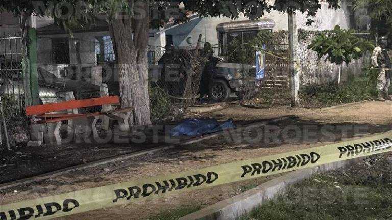 El cuerpo de un menor de edad asesinado la noche del miércoles es resguardado por elementos de seguridad.