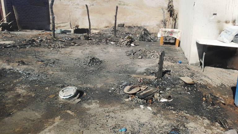 Dos viviendas resultaron con perdida total y una con daño parcial tras incendio en la colonia Dos de Oros.