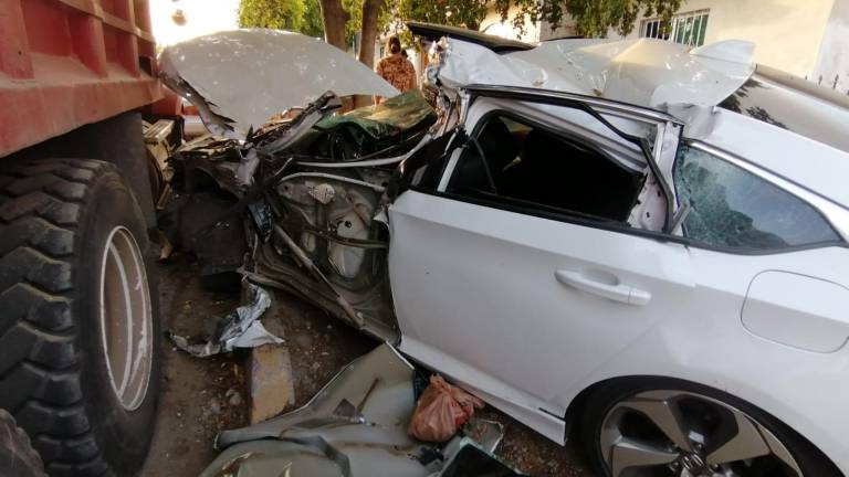 En Culiacán, un joven choca contra un camión de volteo estacionado; resulta lesionado