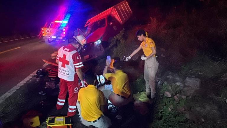 Una persona murió y tres más resultaron lesionadas tras el choque de una camioneta ocurrido en la carretera libre Mazatlán-Culiacán.