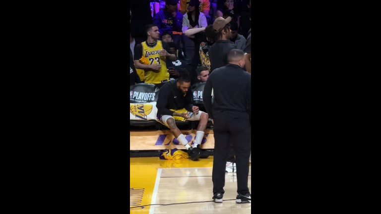D’Angelo Russell es captado viendo su celular en los últimos minutos de la derrota de Lakers