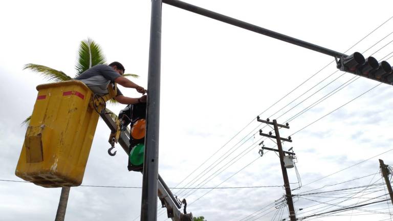 Trabajadores de una constructora del puerto han estado instalando semáforos en la Avenida Gabriel Leyva.