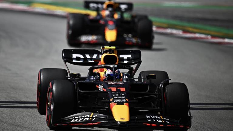 Checo Pérez es segundo en el Gran Premio de España al cederle la punta a Verstappen