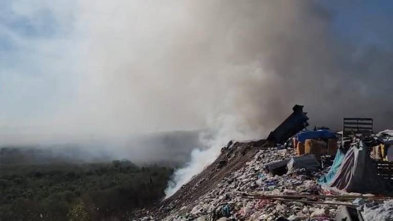 Las labores que se realizan con maquinaria especializada han generado columnas de humo que, debido a los vientos, se perciben con mayor intensidad en diversas zonas de la ciudad.