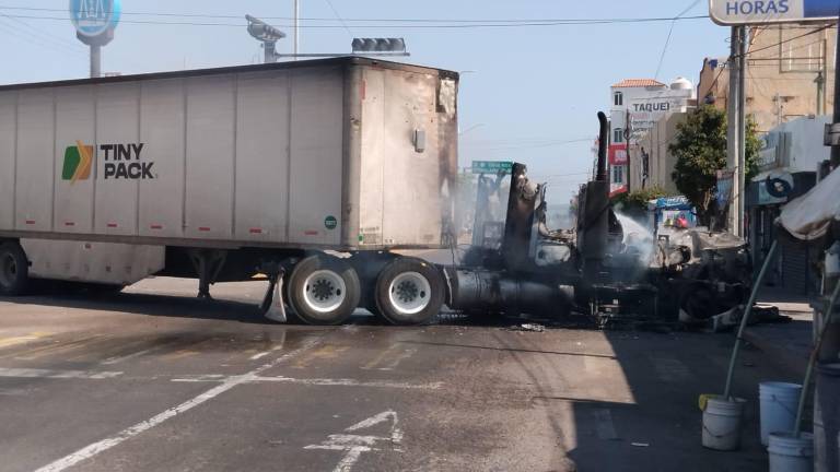 El domingo se registró un bloqueo carretero en Villa Unión tras la muerte de “El Mencho” en un operativo en Jalisco.