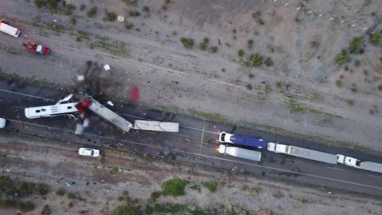 La Fiscalía de Sonora confirmó que el accidente, ocurrido entre dos tráileres y un autobús de pasajeros, la mañana de este jueves, registrado en un tramo de la carretera Internacional México 15