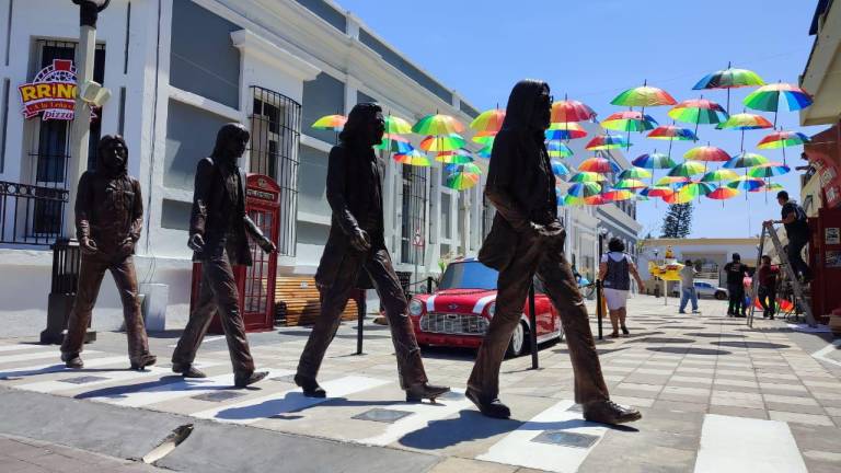 En Mazatlán ponen ‘sombra multicolor’ a los Beatles