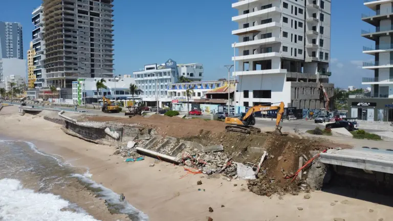 Los socavones registrados en distintos puntos del malecón de Mazatlán mantienen la preocupación por el estado de la infraestructura costera ante el impacto del oleaje.