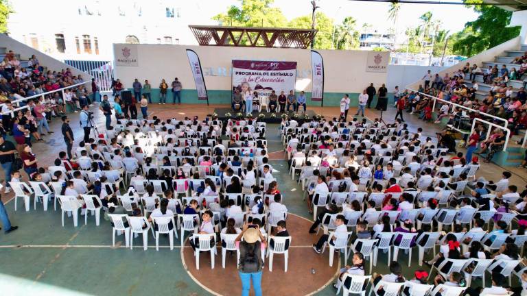 Entrega de becas económicas a estudiantes de Primaria en Mazatlán.