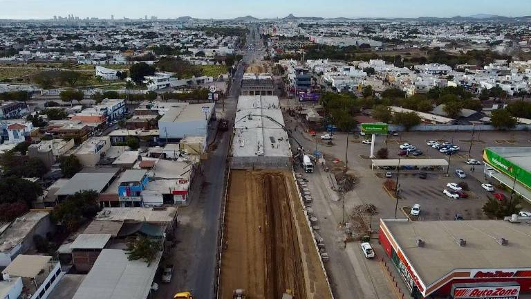 Mario Cruz Hernández señaló que el paso que sigue en la construcción del puente vial es la instalación de las trabes aéreas que unen los carriles de circulación.