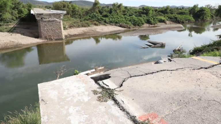 $!Gobierno de Sinaloa no ha licitado la reconstrucción del puente de El Quelite; hace 8 meses se desplomó