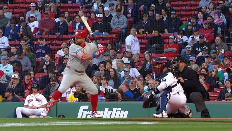 Kyle Schwarber llegó a cinco encuentros conectando al menos un jonrón para los Filis.