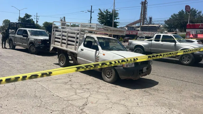 De acuerdo con los primeros reportes, el menor presentaba heridas producidas por arma de fuego y se encontraba sujetado de las extremidades.