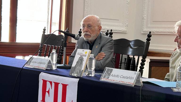 El poeta Jaime Labastida participa en el pabellón Sinaloa, de la FIL del Palacio de Minería, en la Ciudad de México.