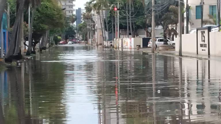 Vialidades inundadas tras las lluvias registradas durante la madrugada del lunes en Mazatlán.