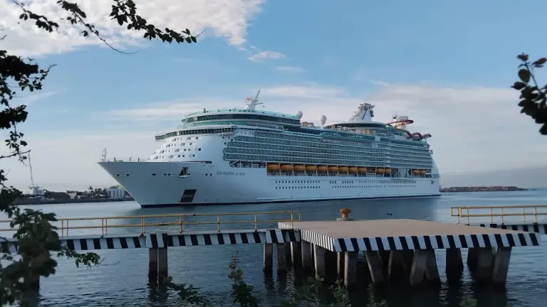 Este lunes Mazatlán recibió el crucero turístico Navigator of the Seas.