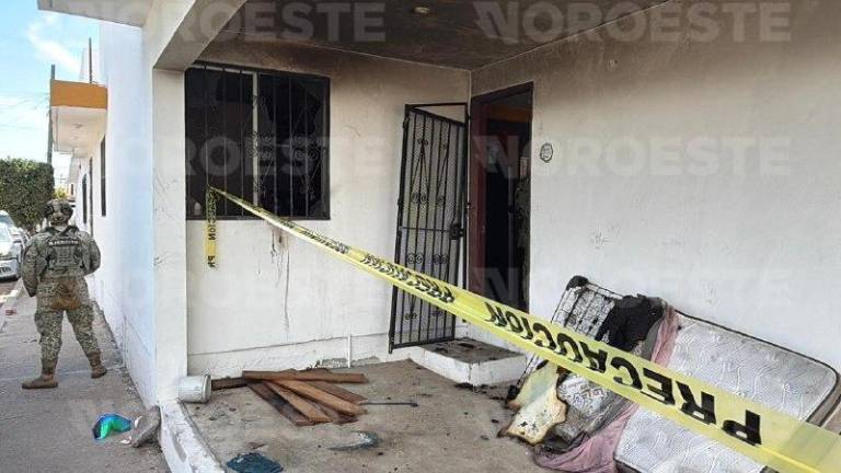 Elementos del Ejército resguardan la vivienda en el Infonavit Jabalíes de Mazatlán tras ataque con explosivo.