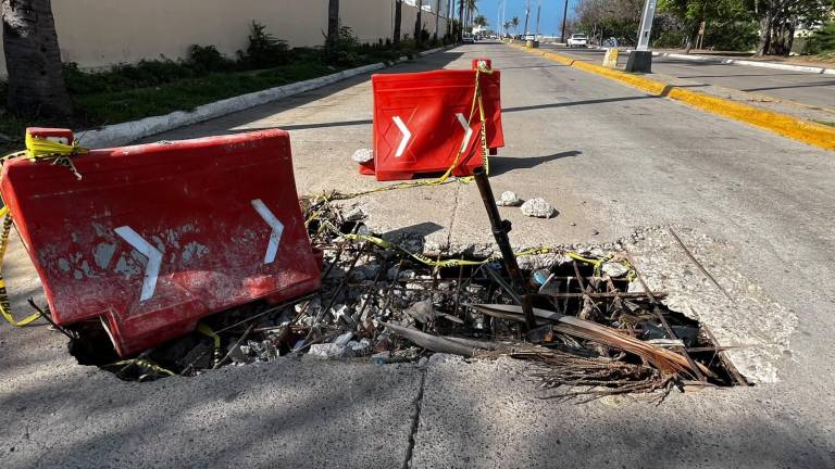 Vecinos aseguran que hasta el momento ninguna autoridad ha acudido a reparar la posible falla ni a contener la descarga.