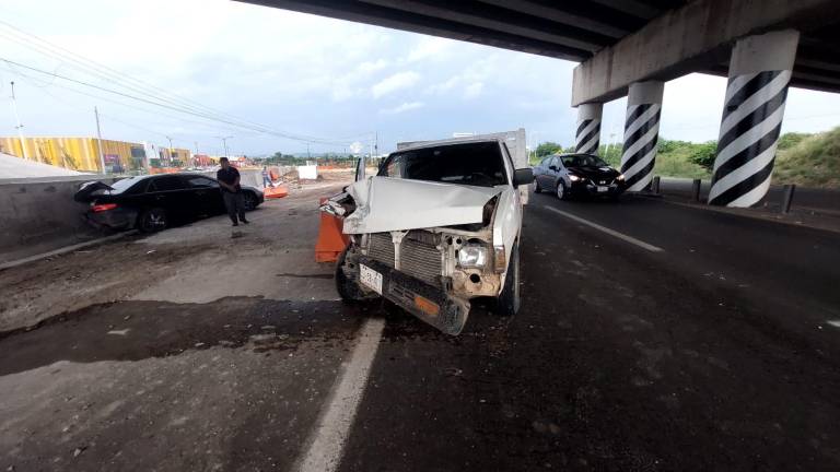 Vehículo conducido por agente de la Policía Estatal choca y sufre volcadura en Culiacán