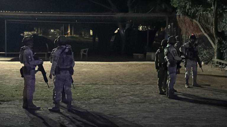 Elementos de seguridad acudieron a las canchas del fraccionamiento Balcones del Humaya tras el reporte de una mujer herida por disparos de arma de fuego.