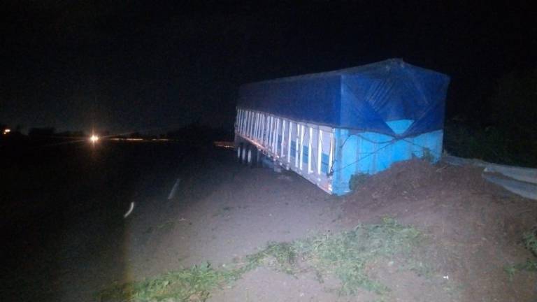 Un tráiler con 35 toneladas de fertilizante queda varado tras colapso de su remolque en Guasave.