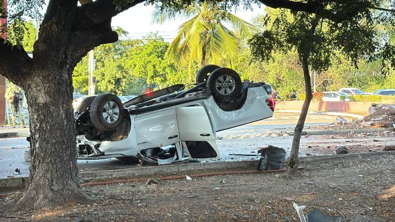 Una camioneta quedó volcada como consecuencia de los hechos.