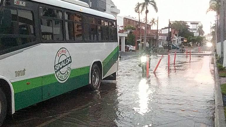 Grandes lagunas se forman en vialidades con tráfico frecuente en Mazatlán.