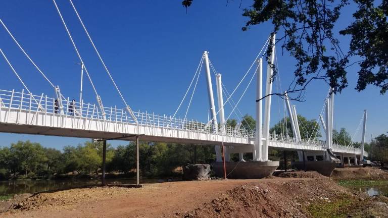 Puente bimodal sobre el río Humaya.