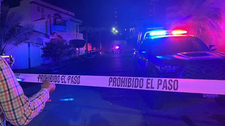 Dos hombres fueron encontrados carbonizados dentro un vehículo en la Colonia Guadalupe, en Culiacán.