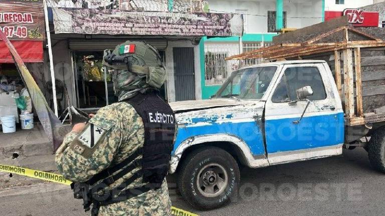 Elementos del Ejército resguardan la zona del ataque en donde resultaron heridas dos personas.