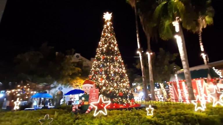 Familias enteras visitan el corazón del Centro Histórico de Mazatlán.